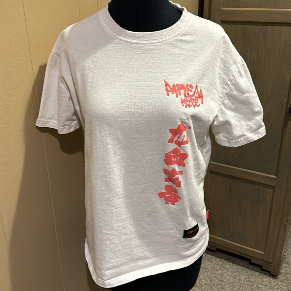 Kivenst High Fashion white Asian graphic short sleeve crewneck 100% cotton tee.